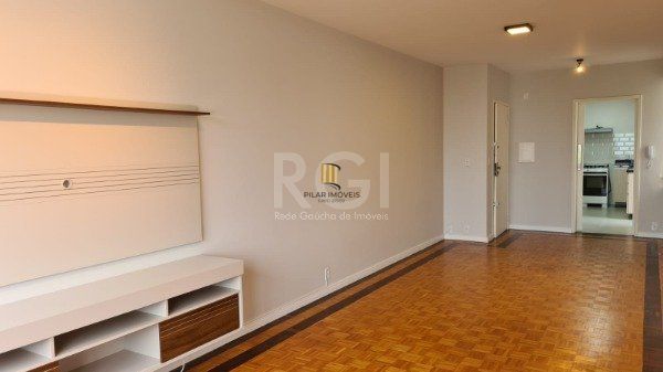 Apartamento 02 dormitórios com dependência e duas vagas no bairro São João.