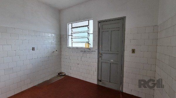 Casa /Sobrado  com apartamento e loja, estacionamento, a venda no Bairro Jardim Itu.  Lojão embaixo com dois banheiros e divisórias,