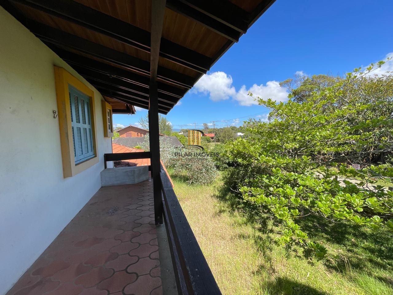 Casa 04 dormitórios, sobrado, a venda em Arroio do Sal, próximo a Torres.