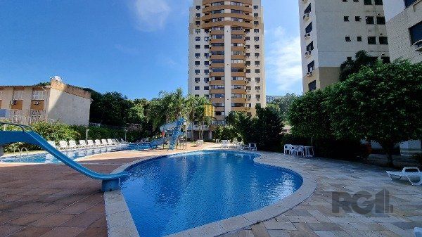 Apartamento 03 dormitórios, duas vagas individuais, edifício com infra, Bairro Cristal