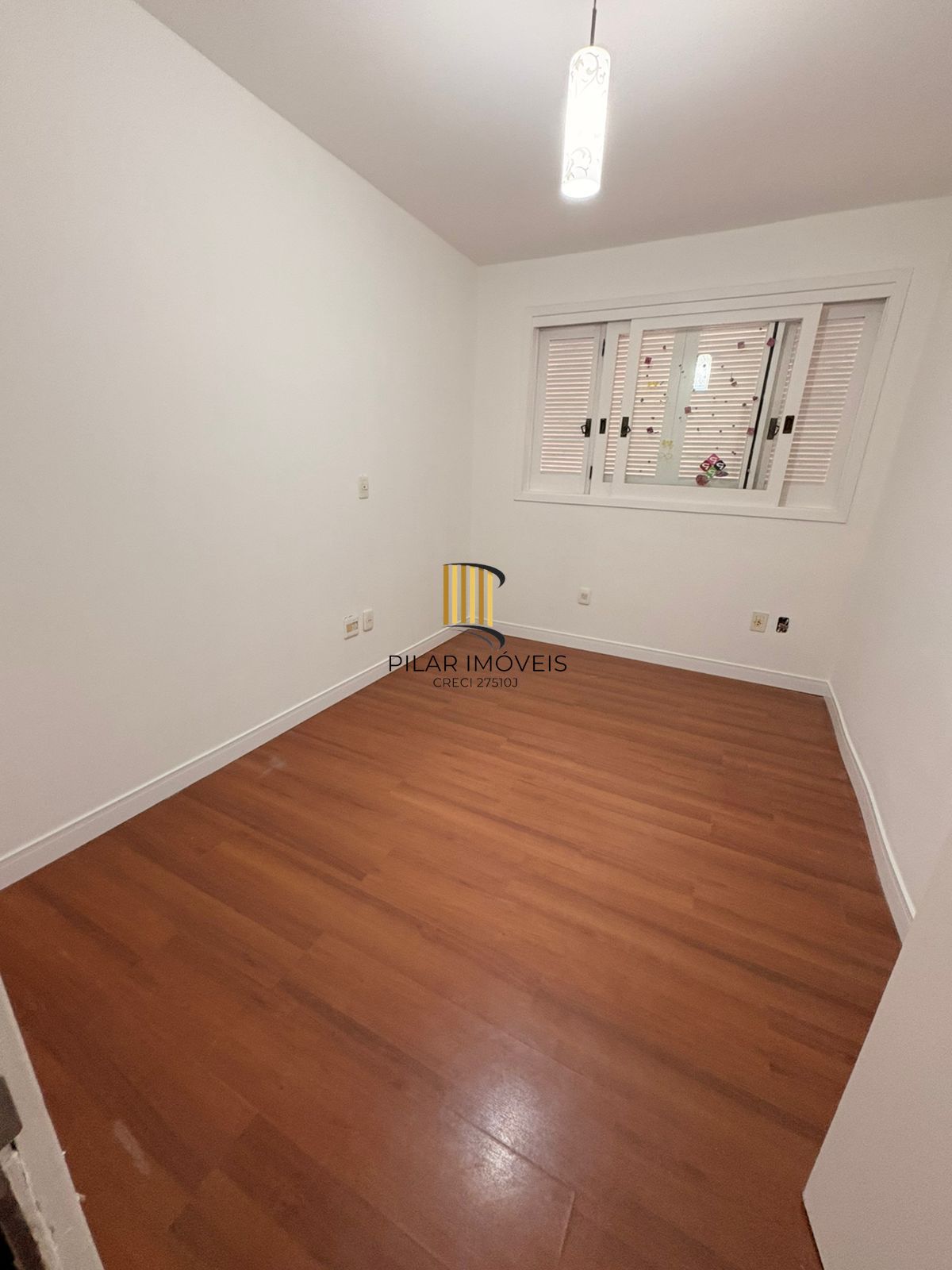 Casa no Condomínio Villa Dei Fiori com 03 dormitórios, duas vagas, Bairro Tristeza a venda na Zona Sul de Porto Alegre