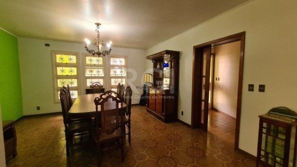Casa para Venda - 352m², 5 dormitórios, sendo 1 suites, 4 vagas - Rubem Berta