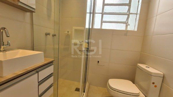 Apartamento 02 dormitórios com dependência e duas vagas no bairro São João.