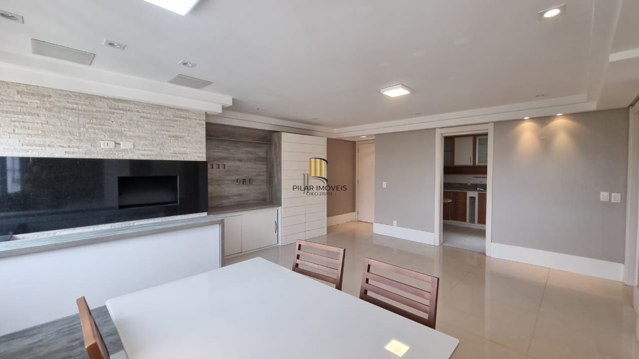 Apartamento 03 dormitórios, duas vagas individuais, edifício com infra, Bairro Cristal