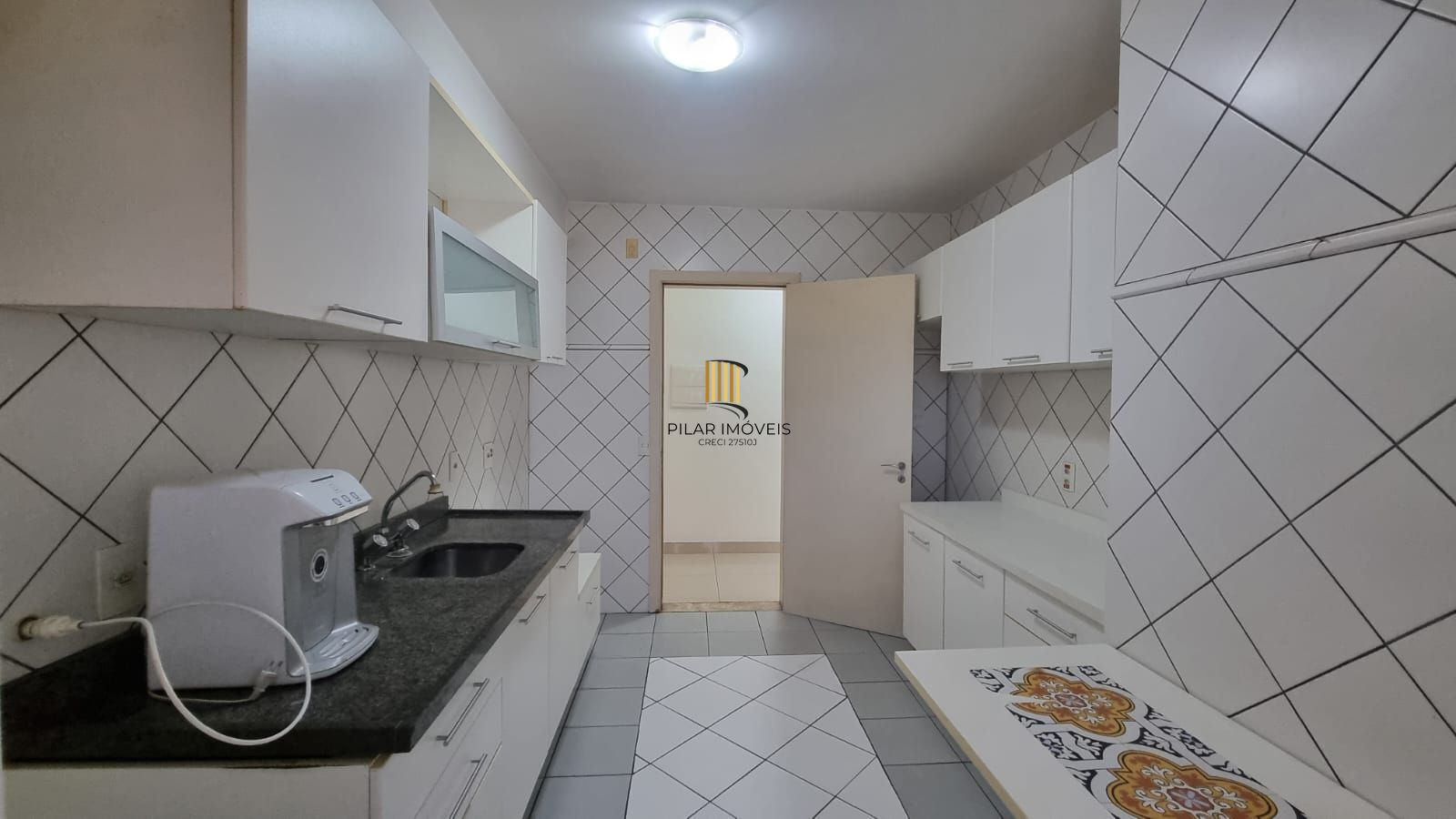 Apartamento 03 dormitórios 110mq e duas vagas, semi mobiliado,  no Bairro Auxiliadora para locação.