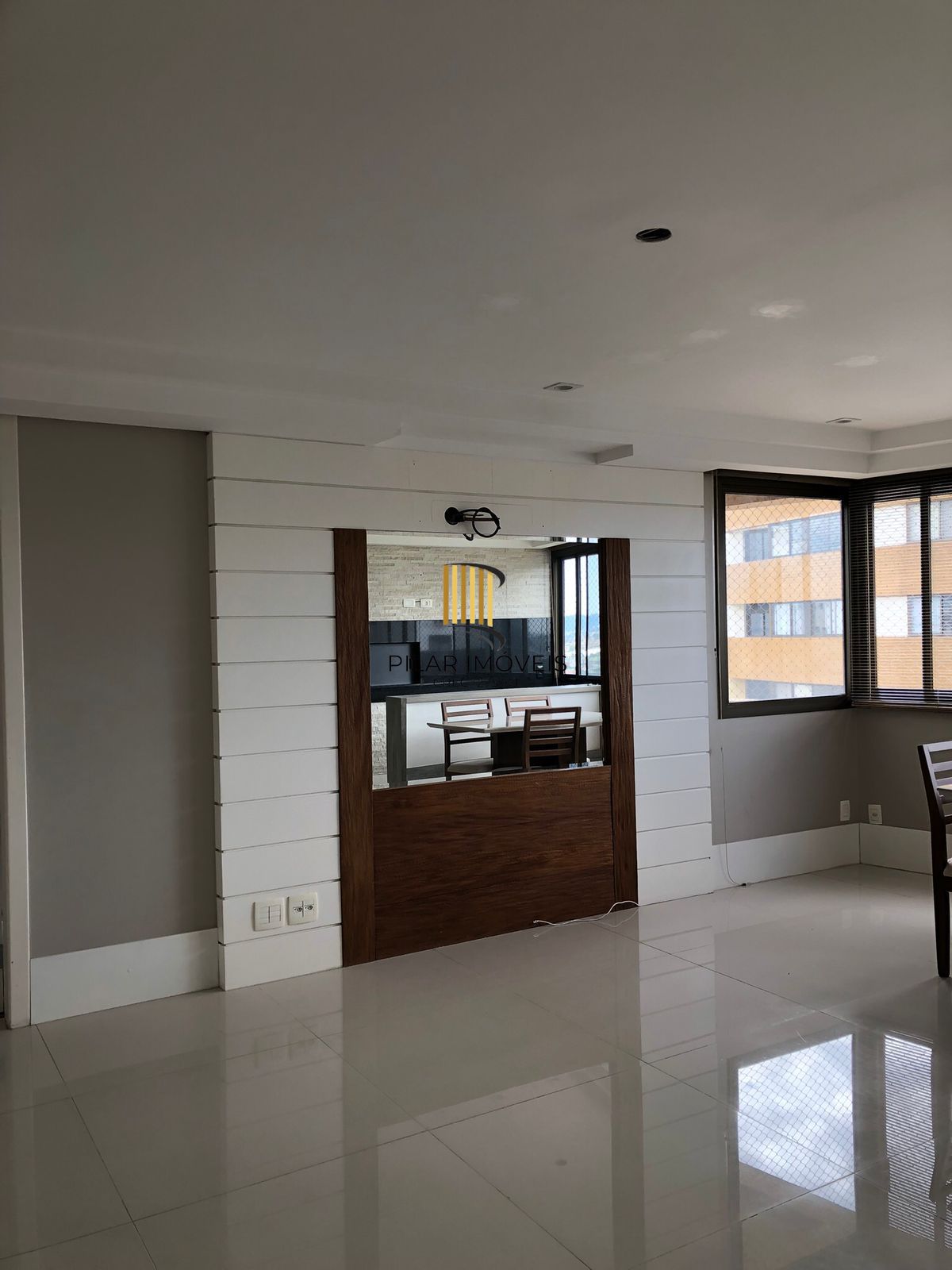 Apartamento 03 dormitórios, duas vagas individuais, edifício com infra, Bairro Cristal