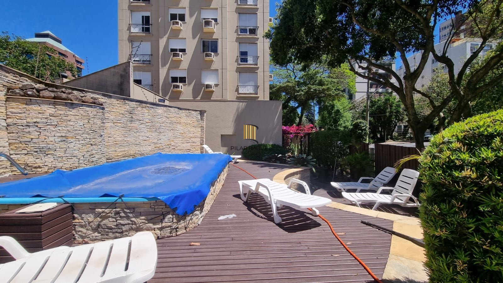 Apartamento 03 dormitórios 110mq e duas vagas, semi mobiliado,  no Bairro Auxiliadora para locação.