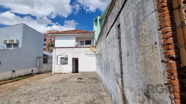 Casa /Sobrado  com apartamento e loja, estacionamento, a venda no Bairro Jardim Itu.  Lojão embaixo com dois banheiros e divisórias,