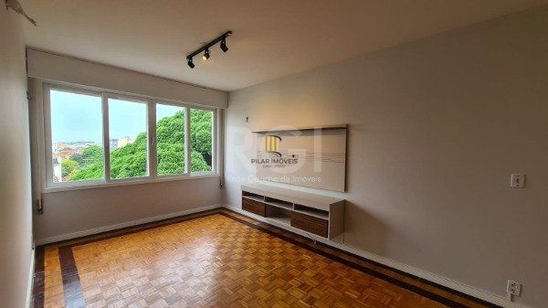 Apartamento 02 dormitórios com dependência e duas vagas no bairro São João.