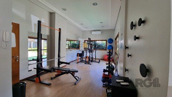 Apartamento 03 dormitórios, duas vagas individuais, edifício com infra, Bairro Cristal
