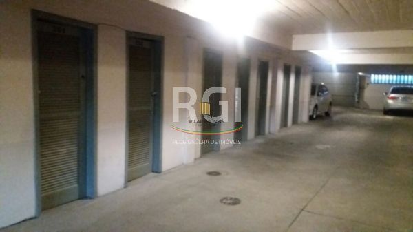 Apartamento 02 dormitórios com dependência e duas vagas no bairro São João.