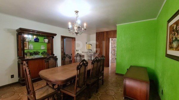 Casa para Venda - 352m², 5 dormitórios, sendo 1 suites, 4 vagas - Rubem Berta