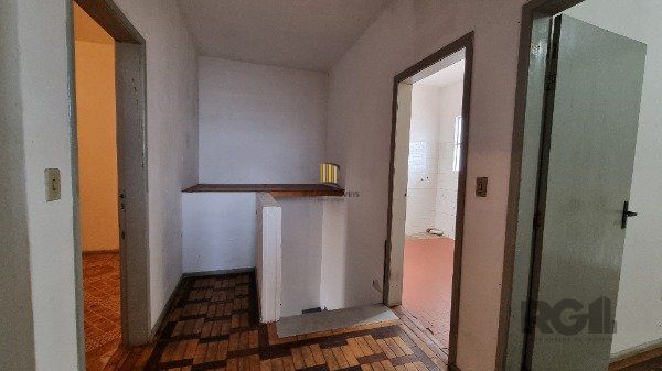 Casa /Sobrado  com apartamento e loja, estacionamento, a venda no Bairro Jardim Itu.  Lojão embaixo com dois banheiros e divisórias,