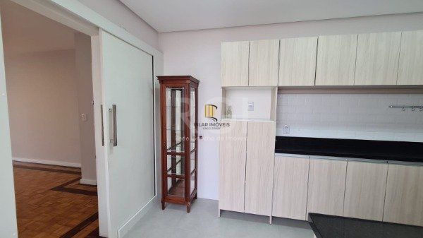 Apartamento 02 dormitórios com dependência e duas vagas no bairro São João.