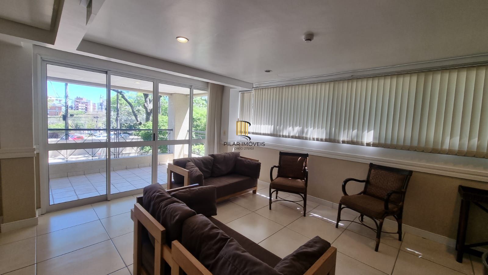 Apartamento 03 dormitórios 110mq e duas vagas, semi mobiliado,  no Bairro Auxiliadora para locação.