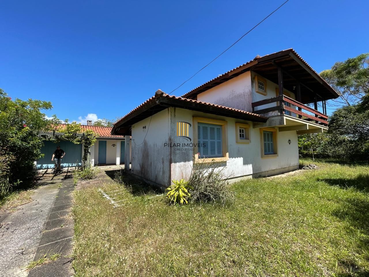 Casa 04 dormitórios, sobrado, a venda em Arroio do Sal, próximo a Torres.