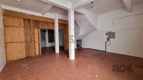 Casa /Sobrado  com apartamento e loja, estacionamento, a venda no Bairro Jardim Itu.  Lojão embaixo com dois banheiros e divisórias,