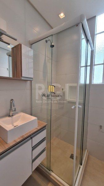 Apartamento 02 dormitórios com dependência e duas vagas no bairro São João.