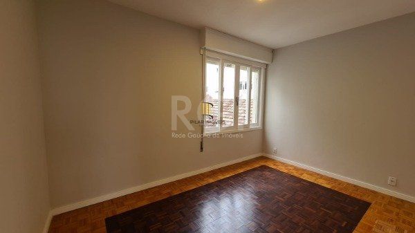 Apartamento 02 dormitórios com dependência e duas vagas no bairro São João.