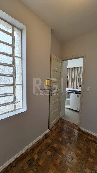Apartamento 02 dormitórios com dependência e duas vagas no bairro São João.