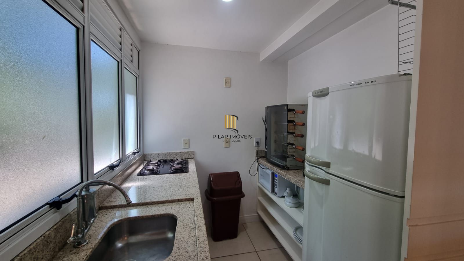 Apartamento 03 dormitórios 110mq e duas vagas, semi mobiliado,  no Bairro Auxiliadora para locação.