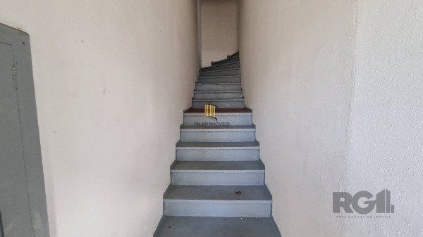 Casa /Sobrado  com apartamento e loja, estacionamento, a venda no Bairro Jardim Itu.  Lojão embaixo com dois banheiros e divisórias,