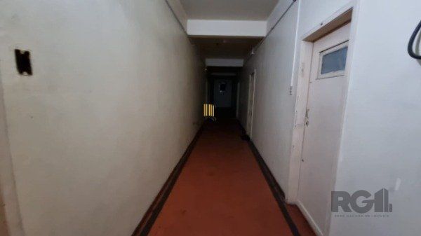 Prédio com lojas e apartamento no Bairro Floresta