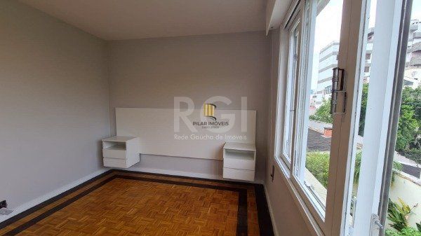 Apartamento 02 dormitórios com dependência e duas vagas no bairro São João.