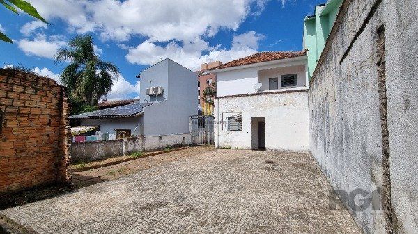 Casa /Sobrado  com apartamento e loja, estacionamento, a venda no Bairro Jardim Itu.  Lojão embaixo com dois banheiros e divisórias,