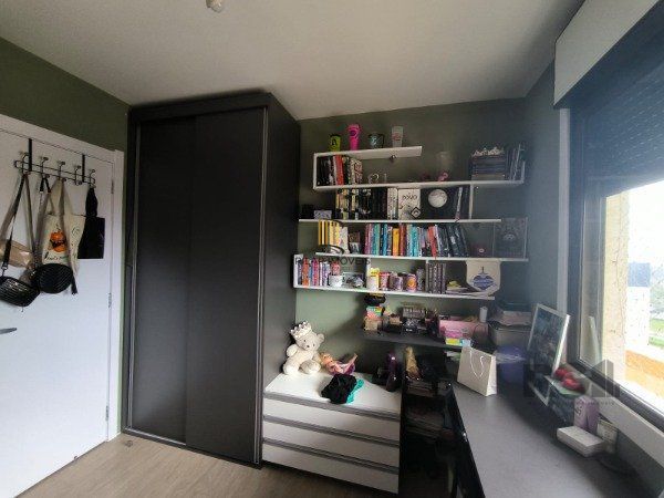 Apartamento 03 dormitórios, duas vagas individuais, edifício com infra, Bairro Cristal