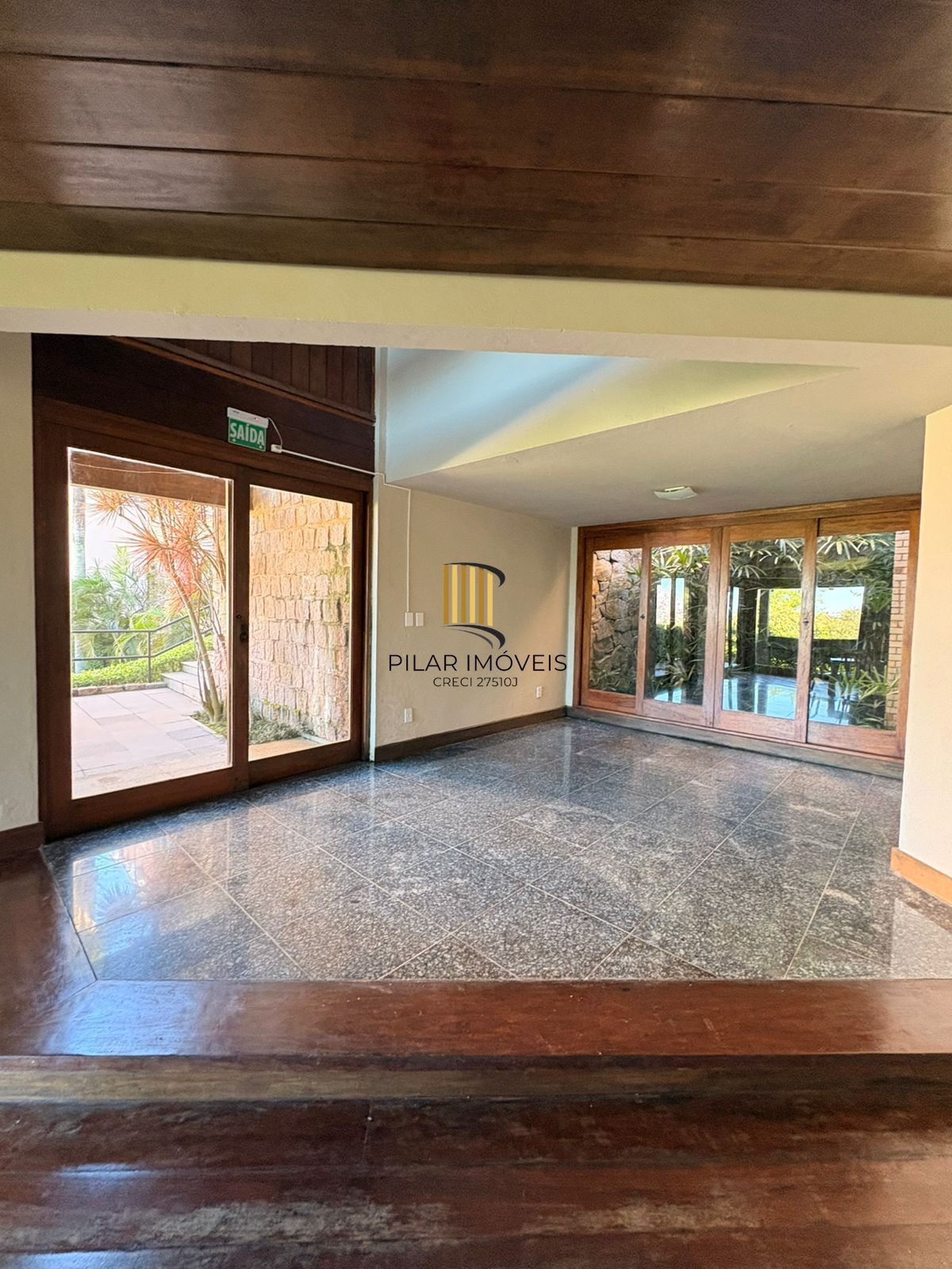 Casa no Condomínio Villa Dei Fiori com 03 dormitórios, duas vagas, Bairro Tristeza a venda na Zona Sul de Porto Alegre