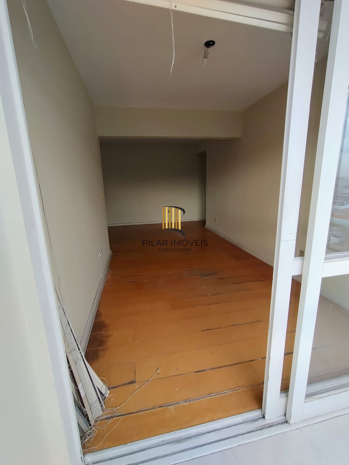 Vende apartamento 2 quartos, andar alto, sacada e gragem na cidade Baixa.