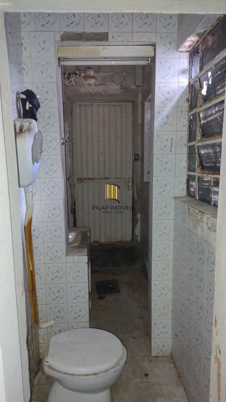 Casa à venda com pátio e garagem na Cidade Baixa.