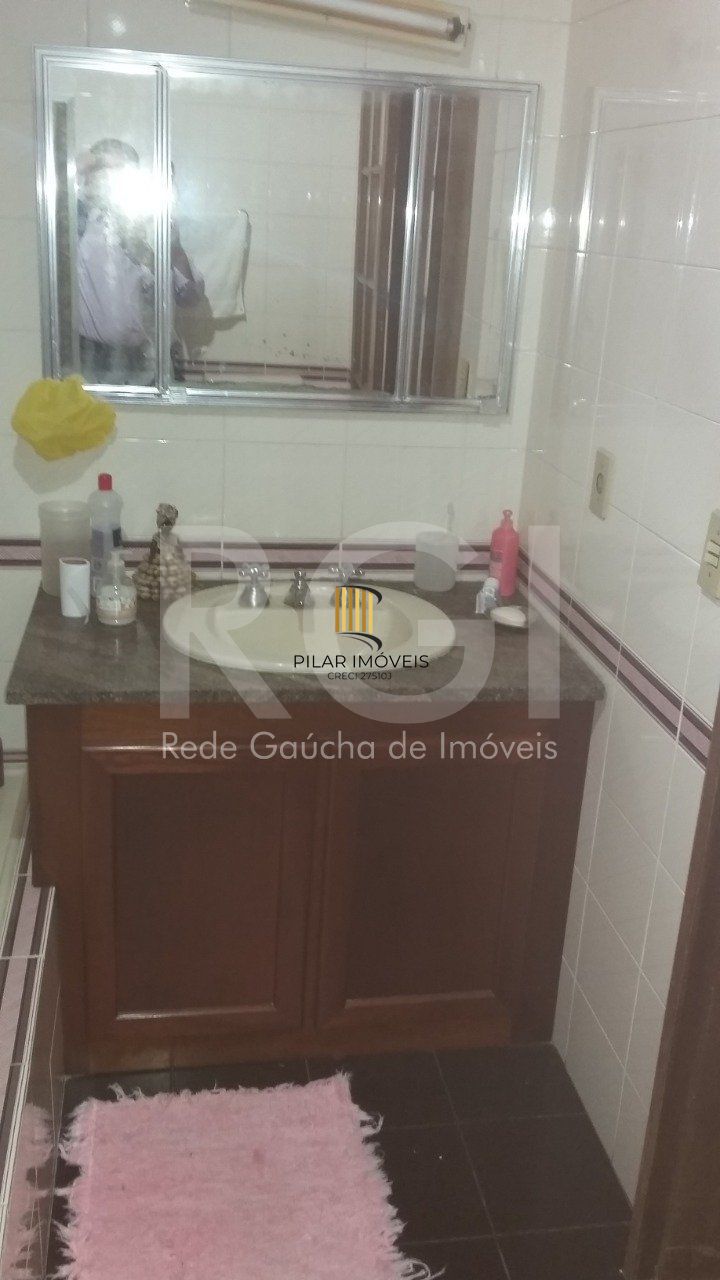 Casa com 4 quartos, 4 banheiros  e amplo pátio no miolo do bairro Cidade Baixa!