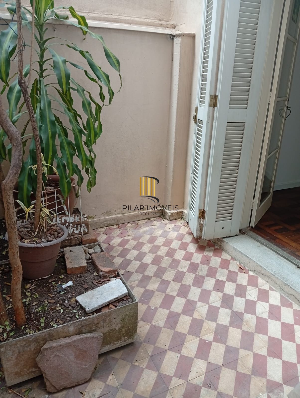 Apartamento térreo,  2 quartos, pátio, desocupado no bairro Cidade Baixa