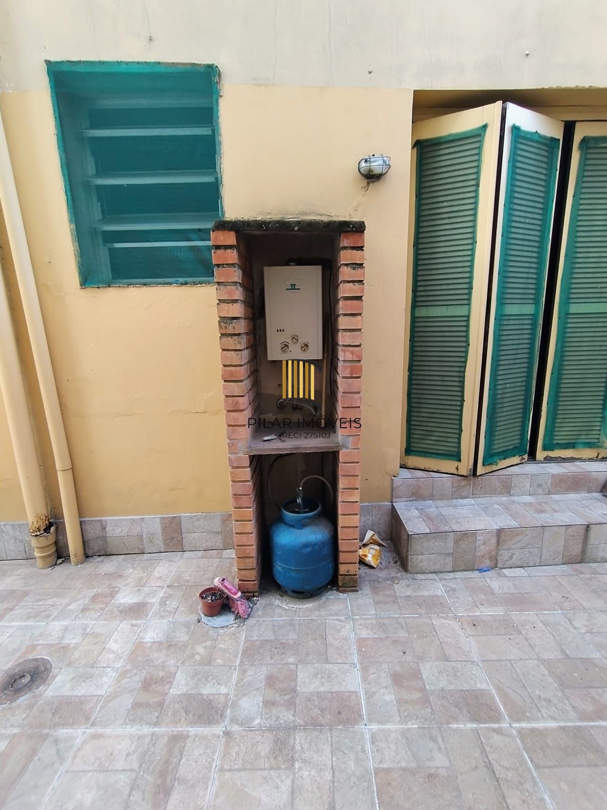 Apartamento térreo 2 quartos com amplo pátio em L no bairro Santana