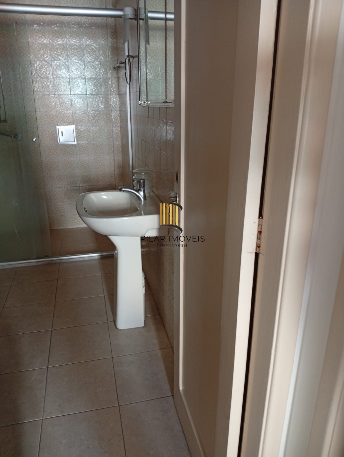 Apartamento térreo,  2 quartos, pátio, desocupado no bairro Cidade Baixa