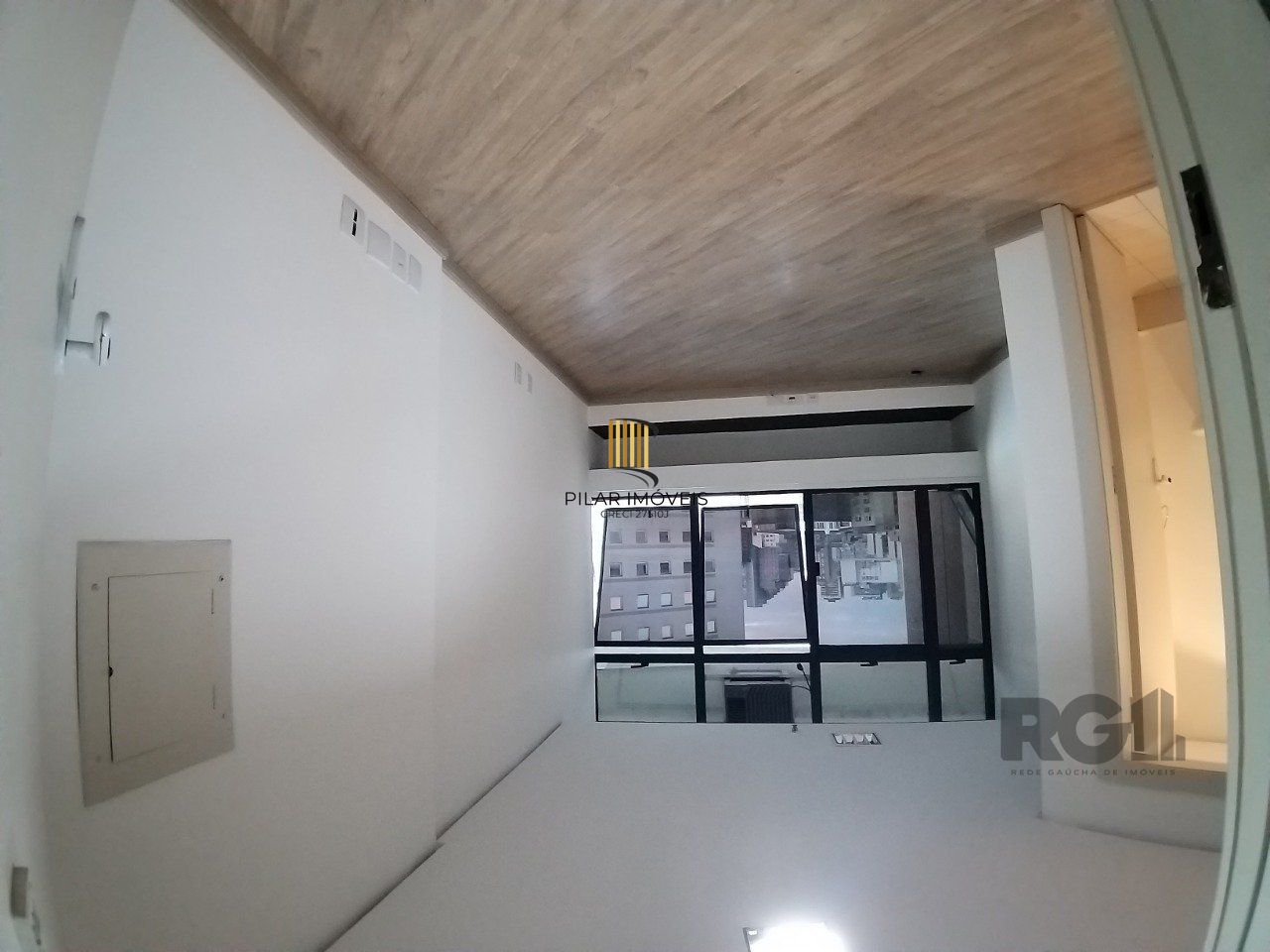 Sala comercial, com  2 garagens no, 11º andar no bairro Centro Histórico- Porto Alegre 