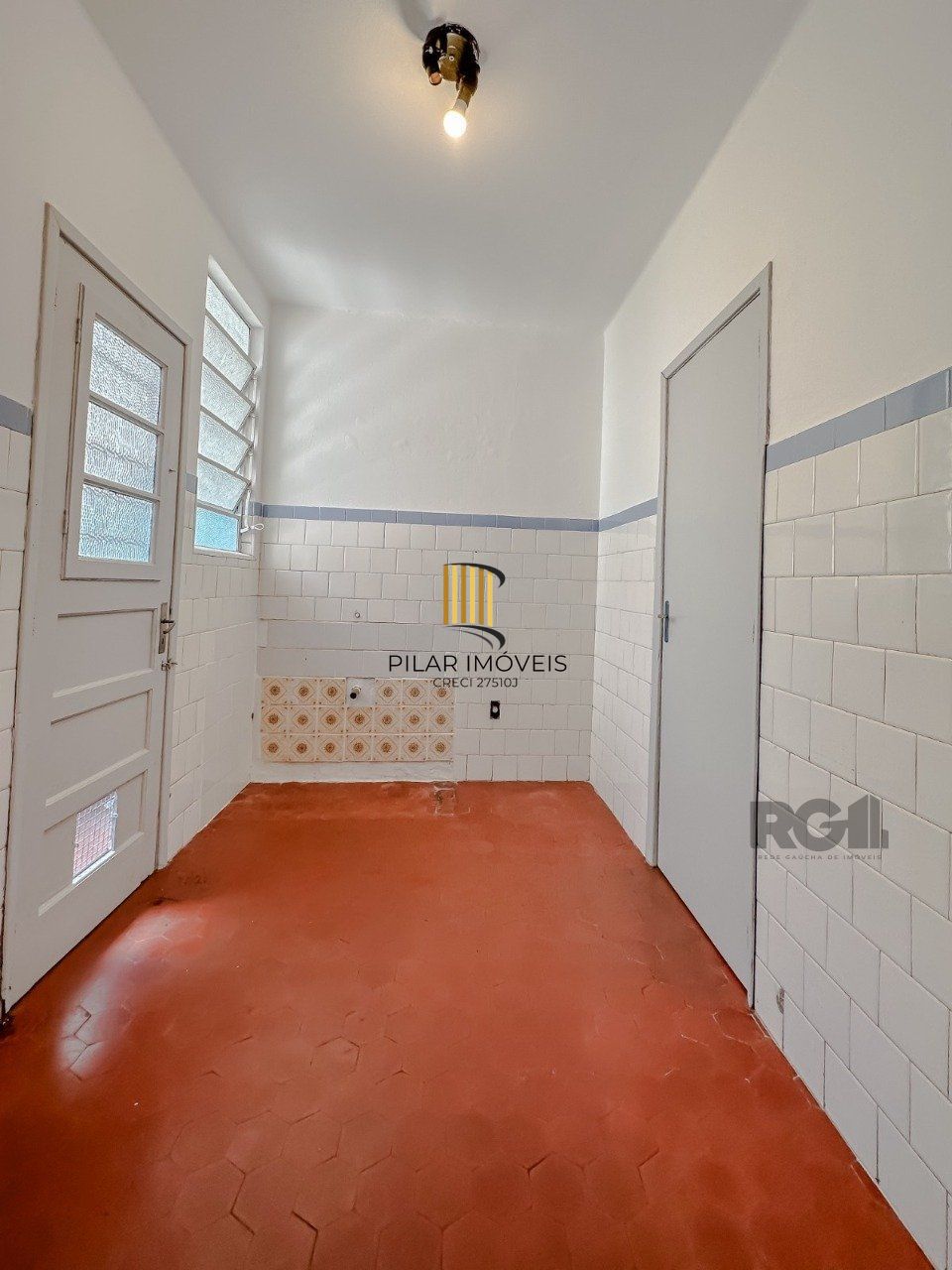 Ótimo apartamento  de 2 dormitórios, sala de estar e sala de jantar, banheiro social e banheiro auxiliar, cozinha  e área de serviço. Iluminado, silencioso. 