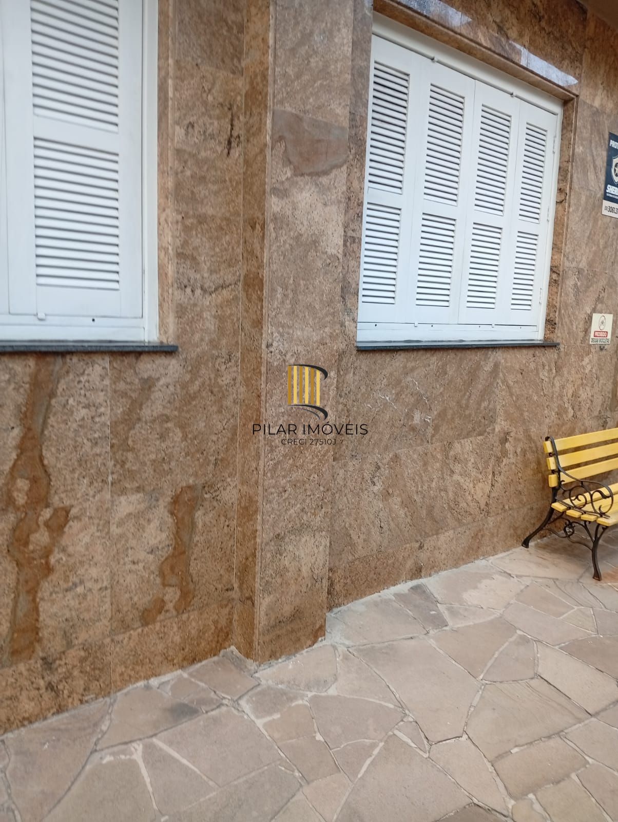 Apartamento térreo,  2 quartos, pátio, desocupado no bairro Cidade Baixa