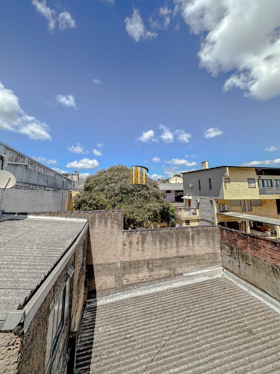 Ótimo apartamento  de 2 dormitórios, sala de estar e sala de jantar, banheiro social e banheiro auxiliar, cozinha  e área de serviço. Iluminado, silencioso. 