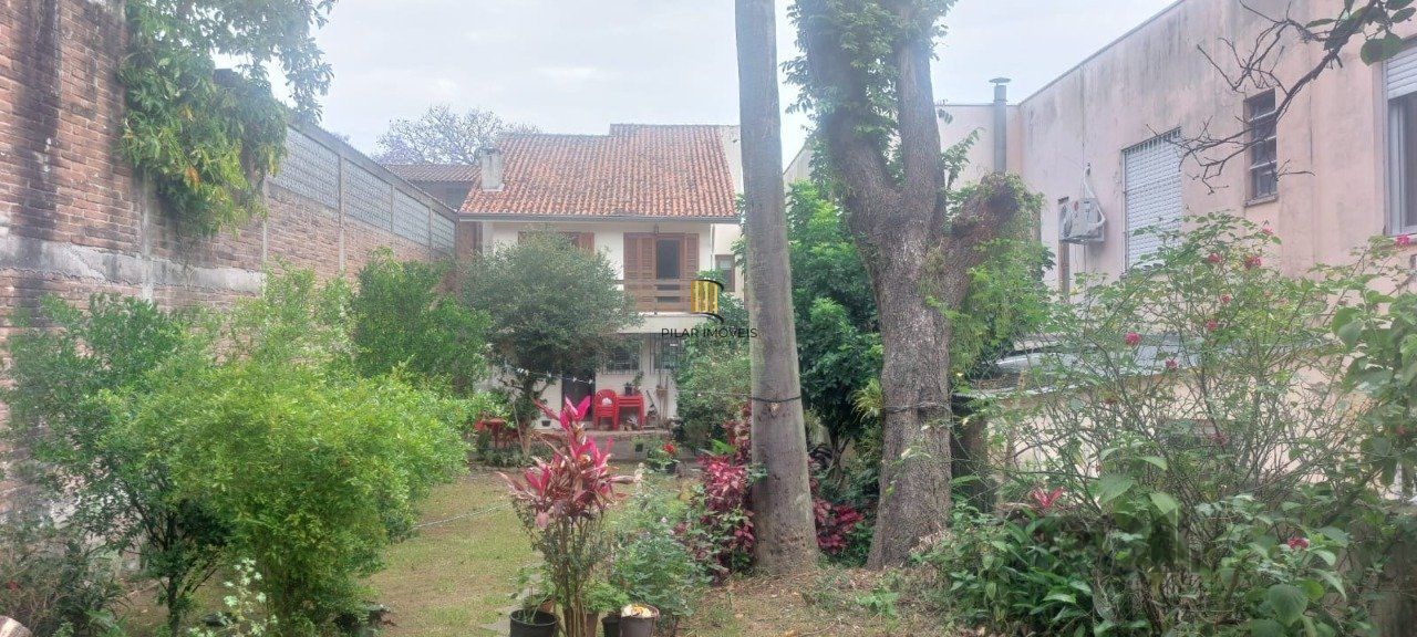 Casa 3 dormitórios no bairro Medianeira