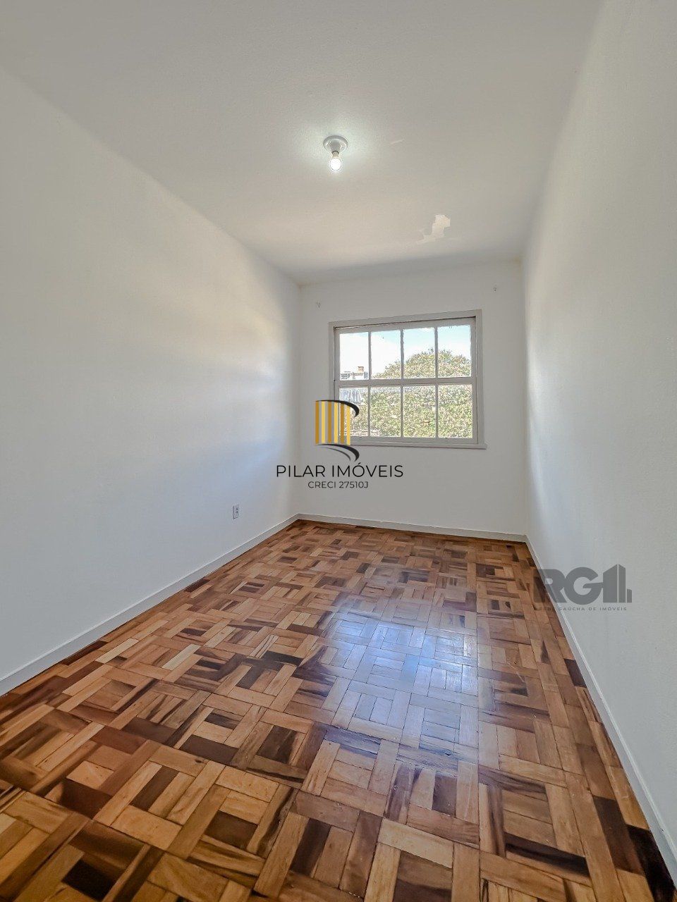 Ótimo apartamento  de 2 dormitórios, sala de estar e sala de jantar, banheiro social e banheiro auxiliar, cozinha  e área de serviço. Iluminado, silencioso. 