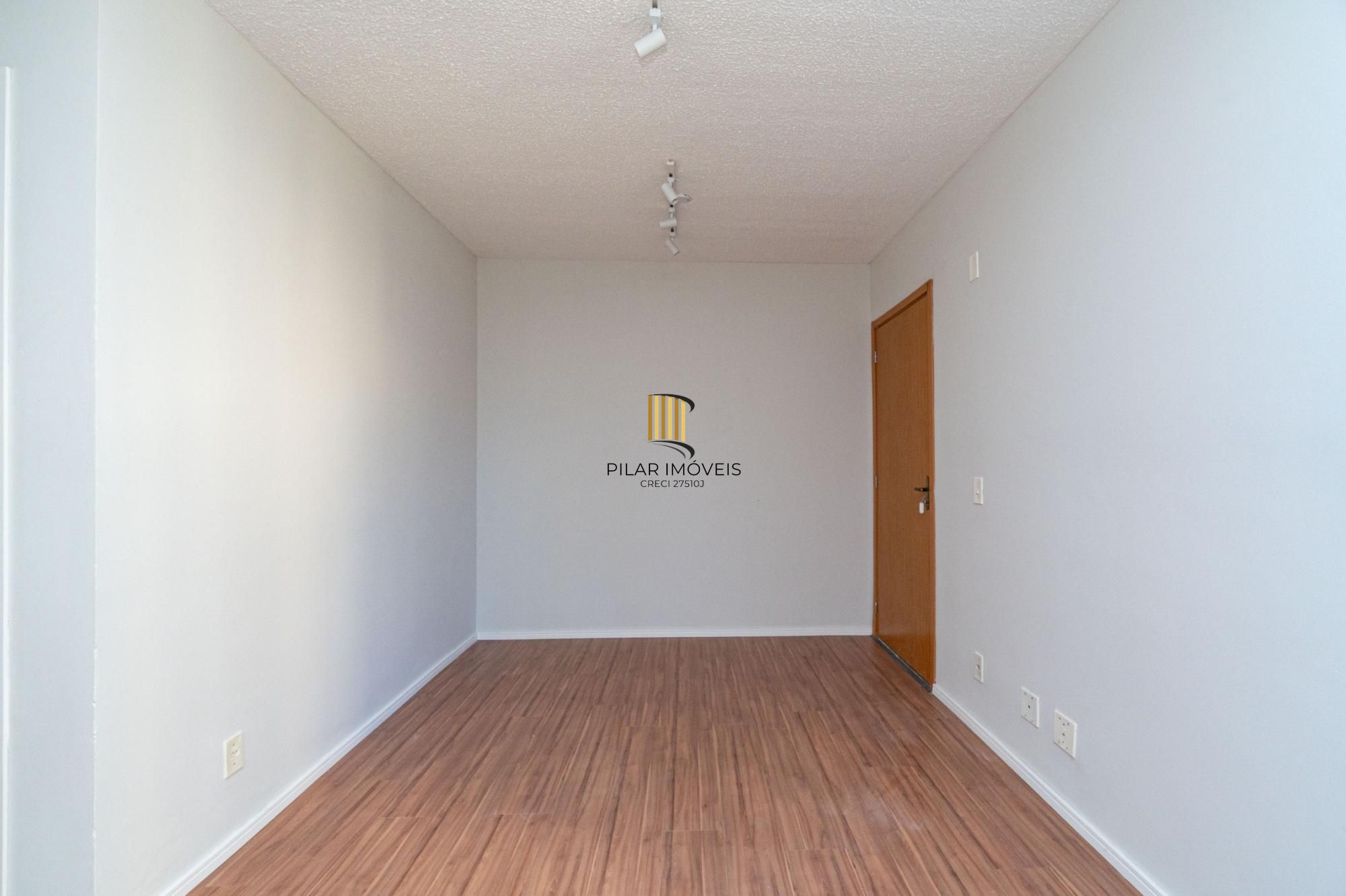Apartamento térreo,  2 quartos, desocupado, de frente, uma vaga de garagem .