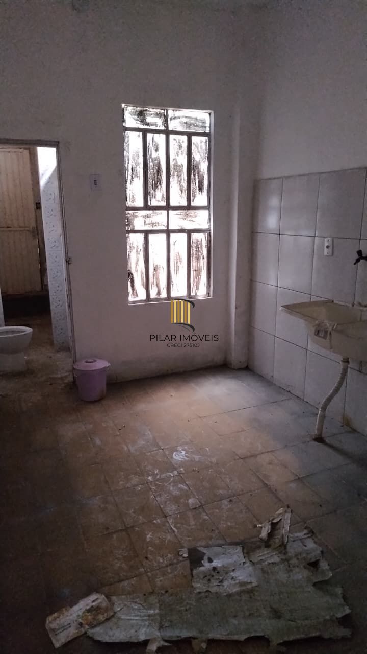 Casa à venda com pátio e garagem na Cidade Baixa.
