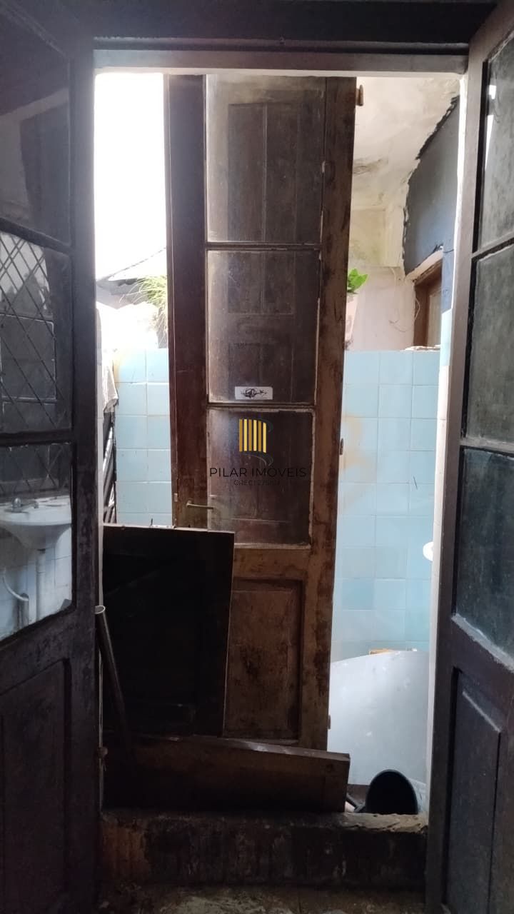 Casa à venda com pátio e garagem na Cidade Baixa.