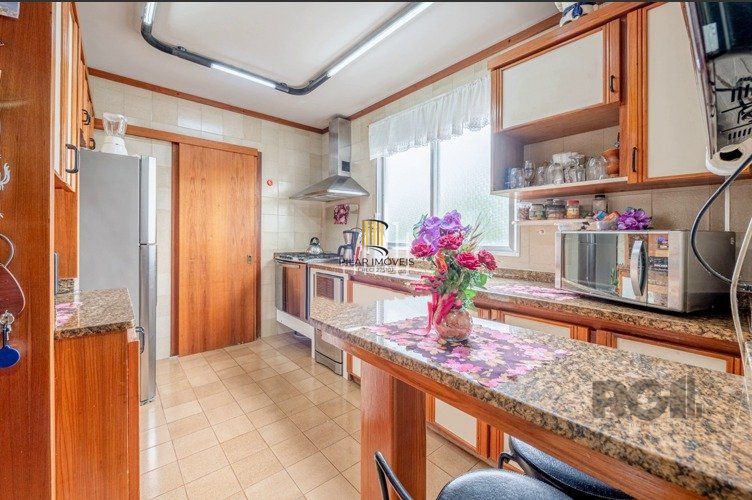 Apartamento  4 dormitórios, suite, de frente com sacada, 3 vagas de garagem, bairro Higienópolis - Porto Alegre