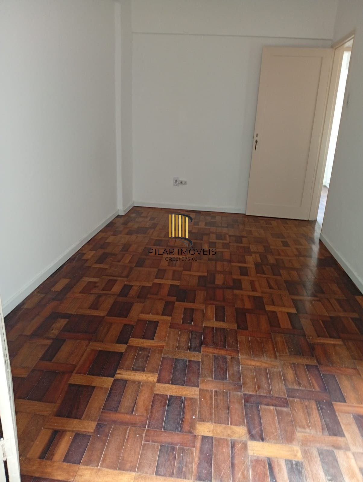 Apartamento térreo,  2 quartos, pátio, desocupado no bairro Cidade Baixa