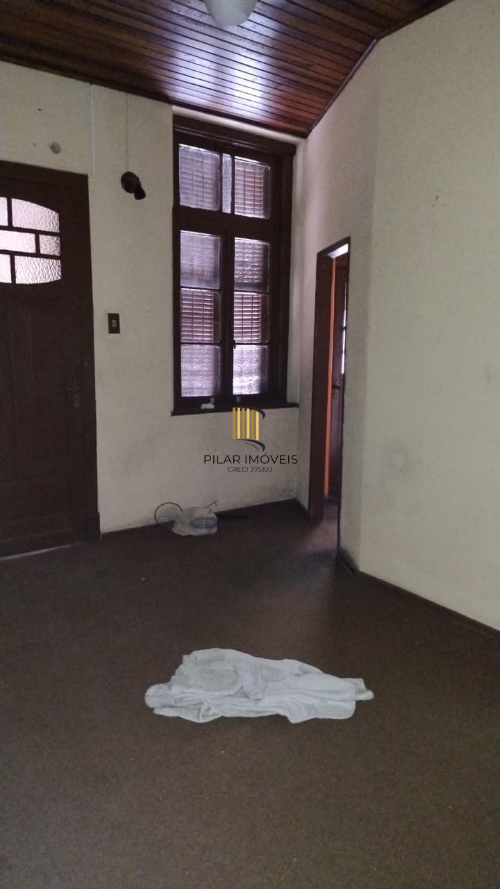Casa à venda com pátio e garagem na Cidade Baixa.
