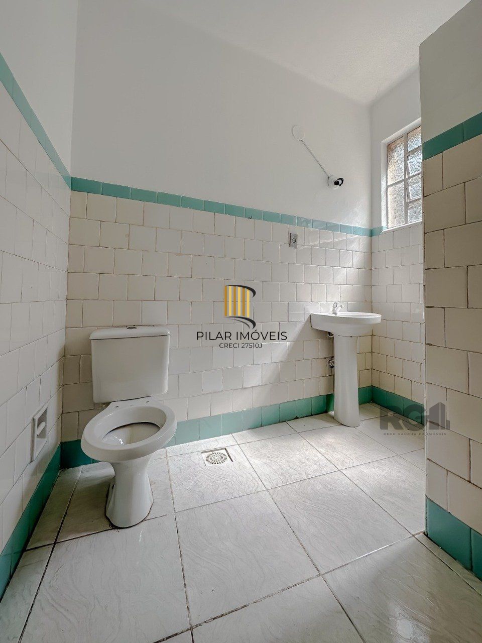 Ótimo apartamento  de 2 dormitórios, sala de estar e sala de jantar, banheiro social e banheiro auxiliar, cozinha  e área de serviço. Iluminado, silencioso. 